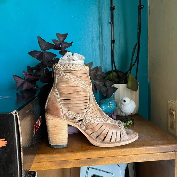 Freebirds Bela size 7 taupe - Picture 3 of 6